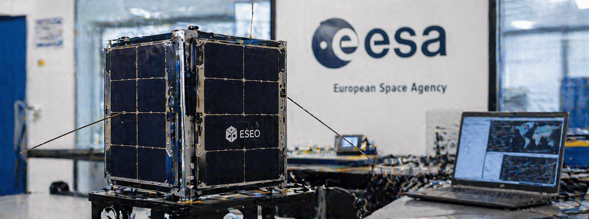 Satellite ESEO in ambiente ESA con logo European Space Agency sullo sfondo